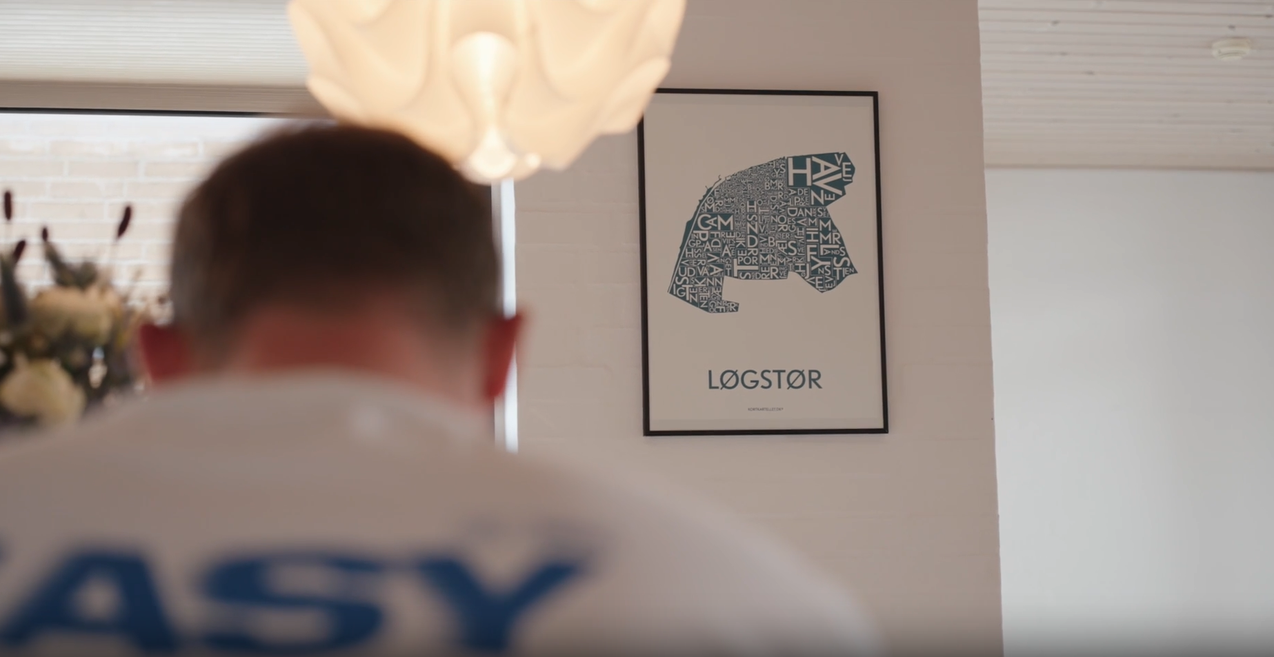 Plakat med Løgstør på væggen i et lokalt hjem
